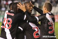 Jogadores comemoram gol de Rafael Vaz