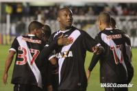 Jogadores comemoram gol de Rafael Vaz