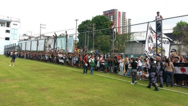Torcida compareceu em peso ao treino do Vasco, em Manaus