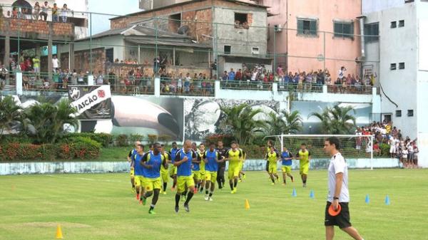 Jogadores disputaram um racho sob o apoio dos torcedores