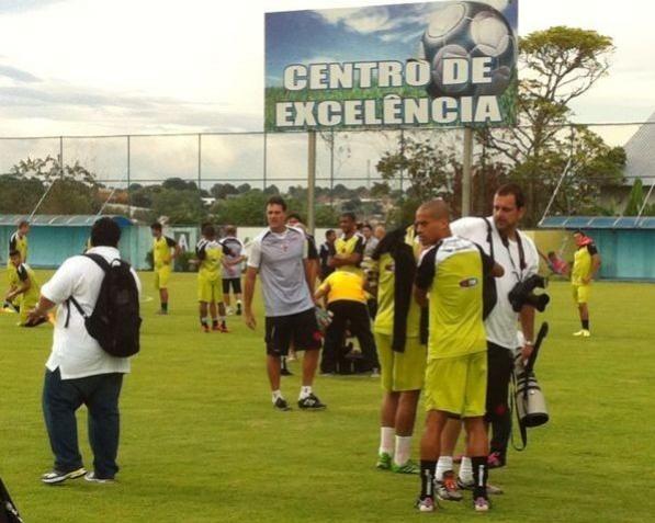 Jogadores no campo do 3B, na Aparecida
