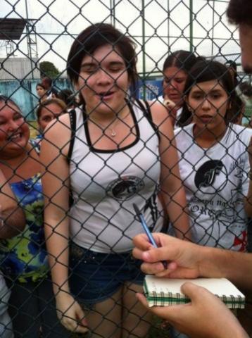 Rayssa invadiu o campo e foi direto abraar Carlos Germano