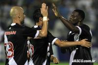 Jogadores comemoram gol de Tenorio