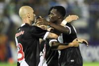 Jogadores comemoram gol de Tenorio