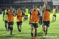 Jogadores aquecem no gramado