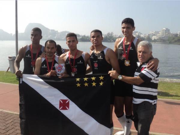 Matheus Freitas de Souza, Paulo Sillas Marques Aguiar, Matheus Cardoso da Silva Paulino, Brenner Chagas de Mello e Bruno Henrique Ferreira de Frana festejam a vitria no 4 com aspirante, ao lado de Joaquim Oliveira, diretor de remo do Vasco