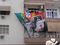 Bandeiro colocado no prdio em frente ao evento