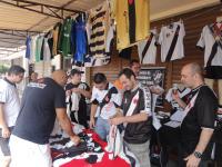 Vascanos podendo apreciar as belas camisas do Vasco de cada poca, desde 1940