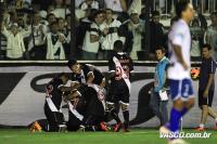 Jogadores comemoram gol de Dakson