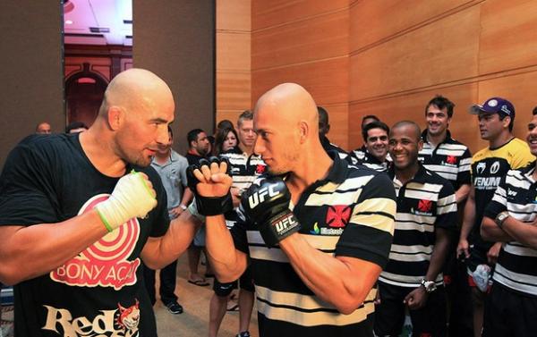 Glover Teixeira encara Nei nos bastidores do treino do UFC