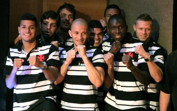 Jogadores do Vasco, com Nei ao centro, fazem pode se luta