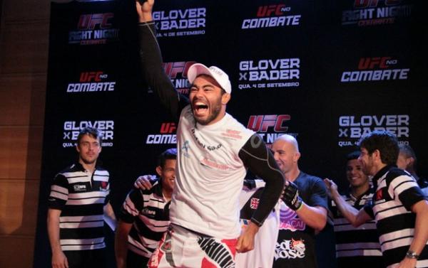 Cruzeirende Rafael Sapo tira onda com jogadores do Vasco em BH