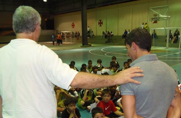 Marco Bruno, gerente do Departamento de Quadra e Salo, e Pedrinho falam  garotada do futsal vascano