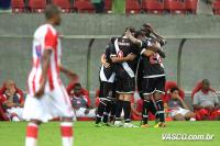 Jogadores comemoram gol de Marlone