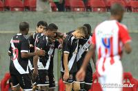 Jogadores comemoram gol de Marlone