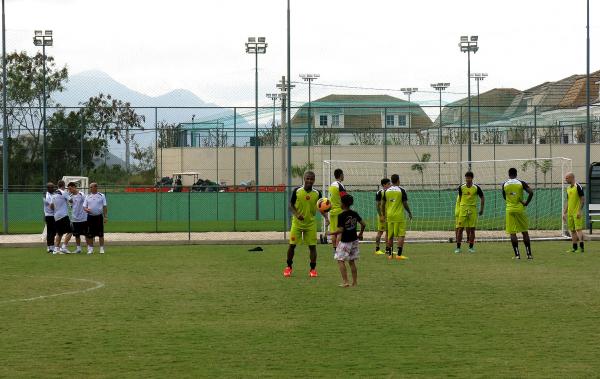 Willie bate bola com o afilhado Cassiano antes do incio do treino do Vasco no CFZ