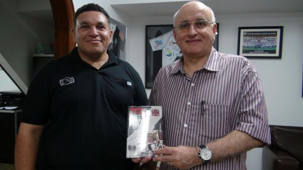 Jorge Bezerra (esquerda) posou ao lado do vice presidente de Relaes Especiais