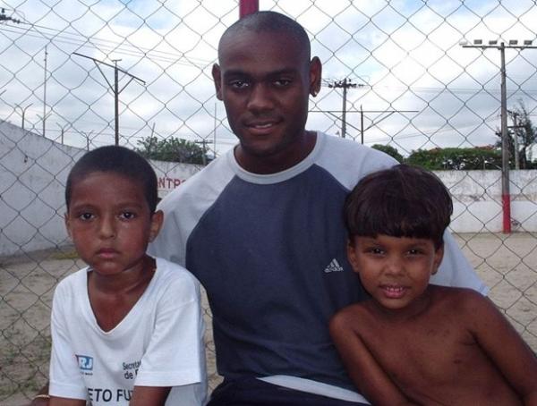  esquerda, o pequeno Evander e Vagner em campo de Bangu: criados como irmos