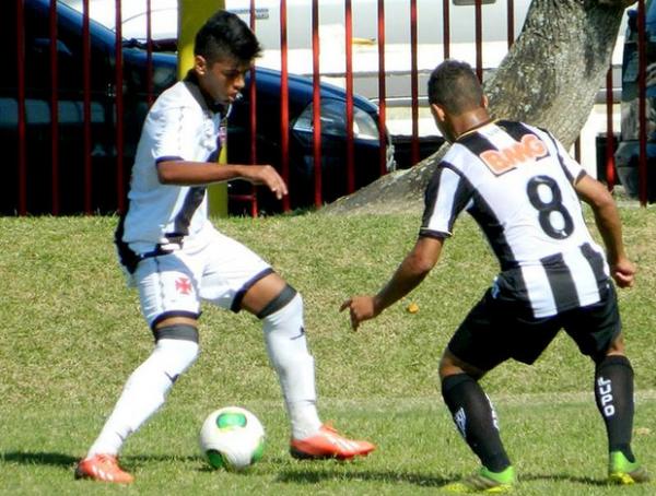 Em ao na Copa da Amizade contra o Atltico-MG: o garoto de 15 anos fez sete gols e foi eleito o melhor jogador da competio pelo Vasco
