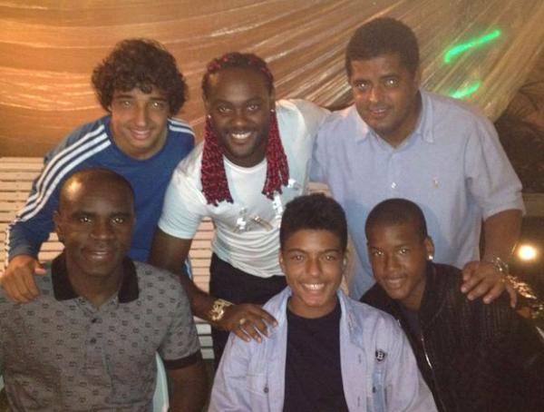 Love e Evander (abaixo do atacante) em festa de famlia: vida de jogador desde criana