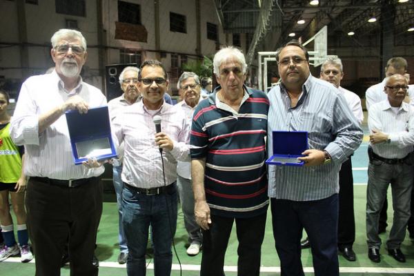 Da esquerda para a direira: Antonio Peralta (vice geral), Ricardo Leon Haddad (vice de quadra e salo), Manuel Barbosa (vice de patrimnio e Manuel Santos (vice de engenharia).