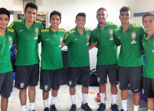 Henrique com os companheiros de Seleo aps a vitria