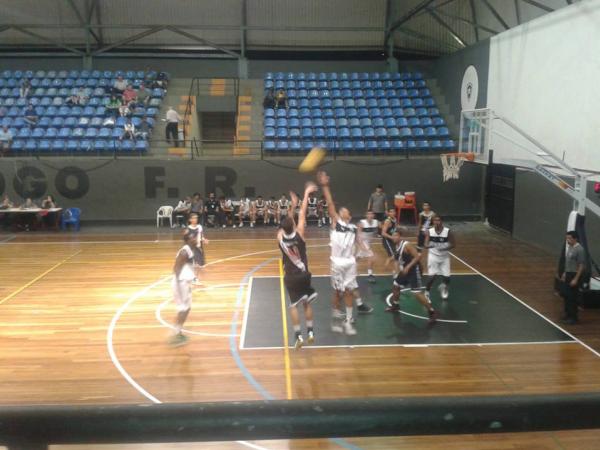 Ala Alexandre arremessa durante a vitria do juvenil sobre o Botafogo, em General Severiano, por 52 a 36