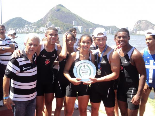 Vascanos festejam com o trofu da tradicional regata da Escola Naval