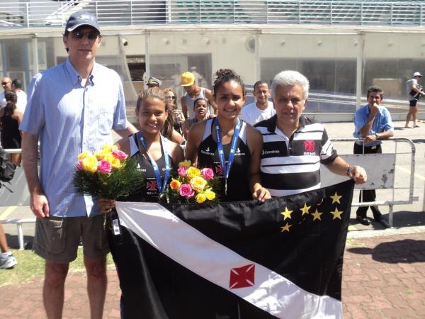 Miguel Gomes (diretor de administrao e planejamento do Vasco), Bruna Gisele da Silva, Isabela Beatriz Ferreira (vencedora do single skiff infantil) e Joaquim Oliveira (diretor de remo)