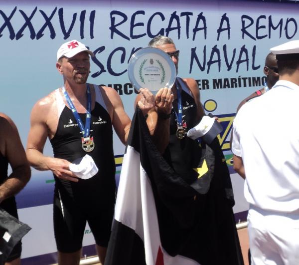 Vaval e Benilton erguem o trofu pela vitria no double skiff master