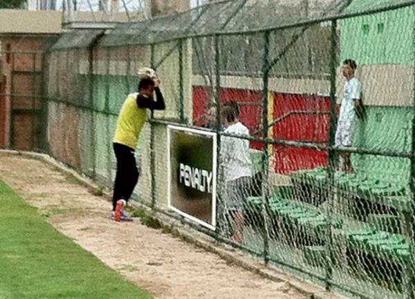 Diogo Silva conversa com torcedores que o hostilizaram durante o treino