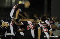 Jogadores comemoram gol de Andr