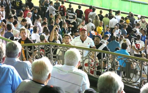 Dinamite (de camia branca listrada) ouve e v protestos exaltados nas sociais