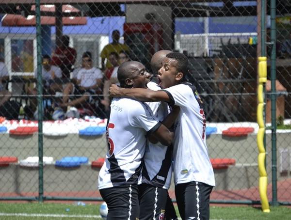 Jogadores vascanos comemoram a classificao  prxima fase
