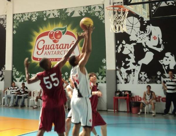 Piv Athila sobe para marcar mais dois pontos para o Vasco em bandeja