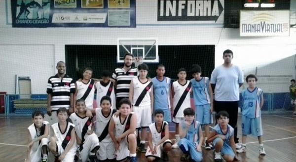 Jogadores de Vasco da Gama e Municipal se confraternizam antes da partida