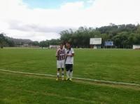 Meia Linnick posa para foto com atleta do Fluminense
