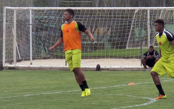 Marcado por Baiano, Andr foi o nico titular a particpar do trabalho ttico com bola