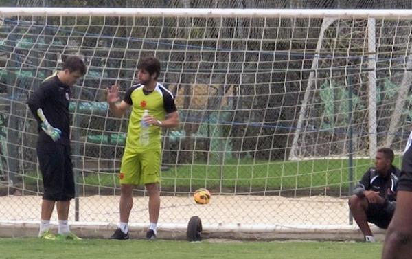 Michel Alves e Juninho, que estava de tnis, conversam no campo do CFZ