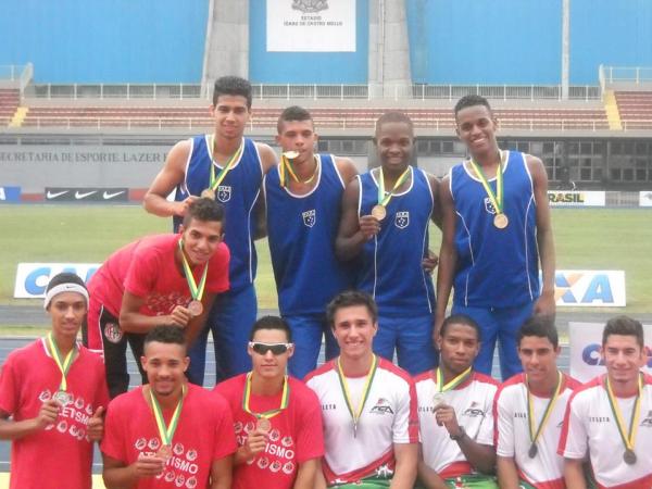 Pdio do revezamento 4 x 400 metros rasos: Rafael Pereira, da equipe fluminense no alto do pdio,  o terceiro da esquerda para a direita