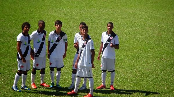 Jogo recente do Infantil: Vasco ainda utiliza camisas da Eletrobrs na Base