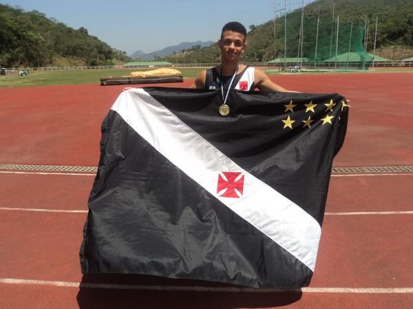 Caio Henrique Castro Ferreira, jovem promessa vascana, conquistou o ouro nos 300 metros com barreiras no Campeonato Estadual de Mirins de 2013