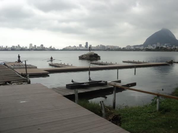 Embora no finalizada e j com remadores a utilizando, a beleza da nova rampa chama a ateno, contrastando com o pssimo estado de conservao da rampa antiga; troca ser efetuada nos prximas dias