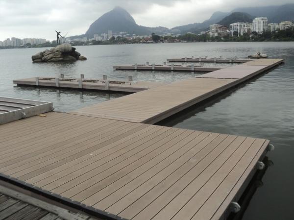 Nova rampa, em foto tirada nesta segunda-feira, dia 30 de setembro: so trs braos, cada um com quatro simuladores, e pontas com acesso  Lagoa. Falta ser fixada (poitamento) e substituir a antiga rampa