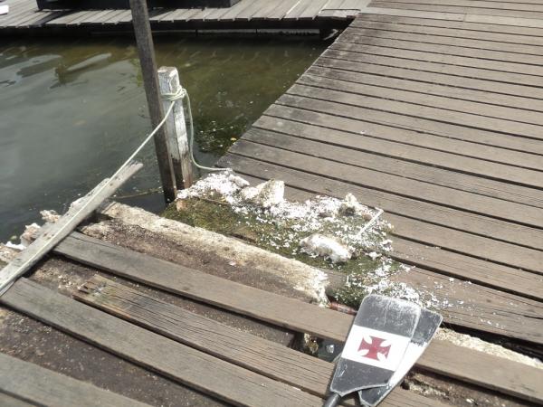 Pssimo estado de conservao da rampa antiga chama a ateno negativamente