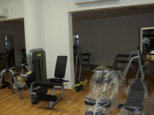 Equipamentos esto sendo instalados na nova sala de musculao