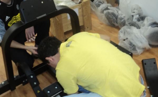 Profissionais da TechnoGym fizeram a instalao dos equipamentos que estavam estocados na garagem nesta segunda-feira