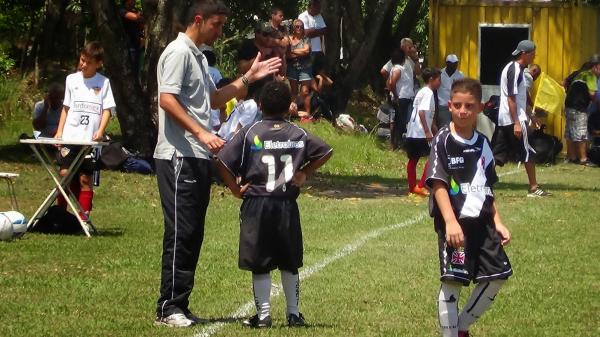 Luiz Gustavo orienta jogadores da gerao 2003- Foto: S d Vasco
