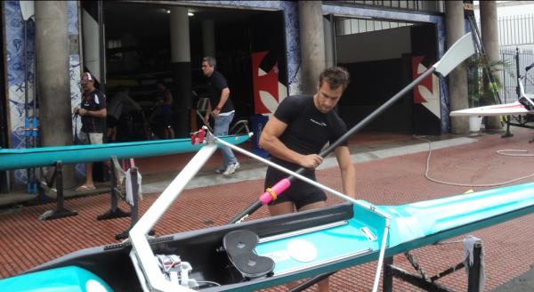 Tambm hospedado na Sede Nutica, Cristian Rosso remou dezessete quilmetros no single skiff em seu treino da manh desta segunda-feira (30/09)