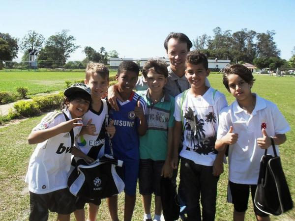 Hlio Vaz, novo coordenador do Pr-Mirim do Vasco, com jogadores